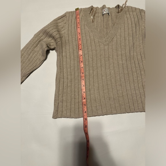 POOF APPAREL SOFT AND STRETCHY WOMEN V-NECK SWEATER SIZE M IN EXCELLENTCONDITION - Picture 9 of 11